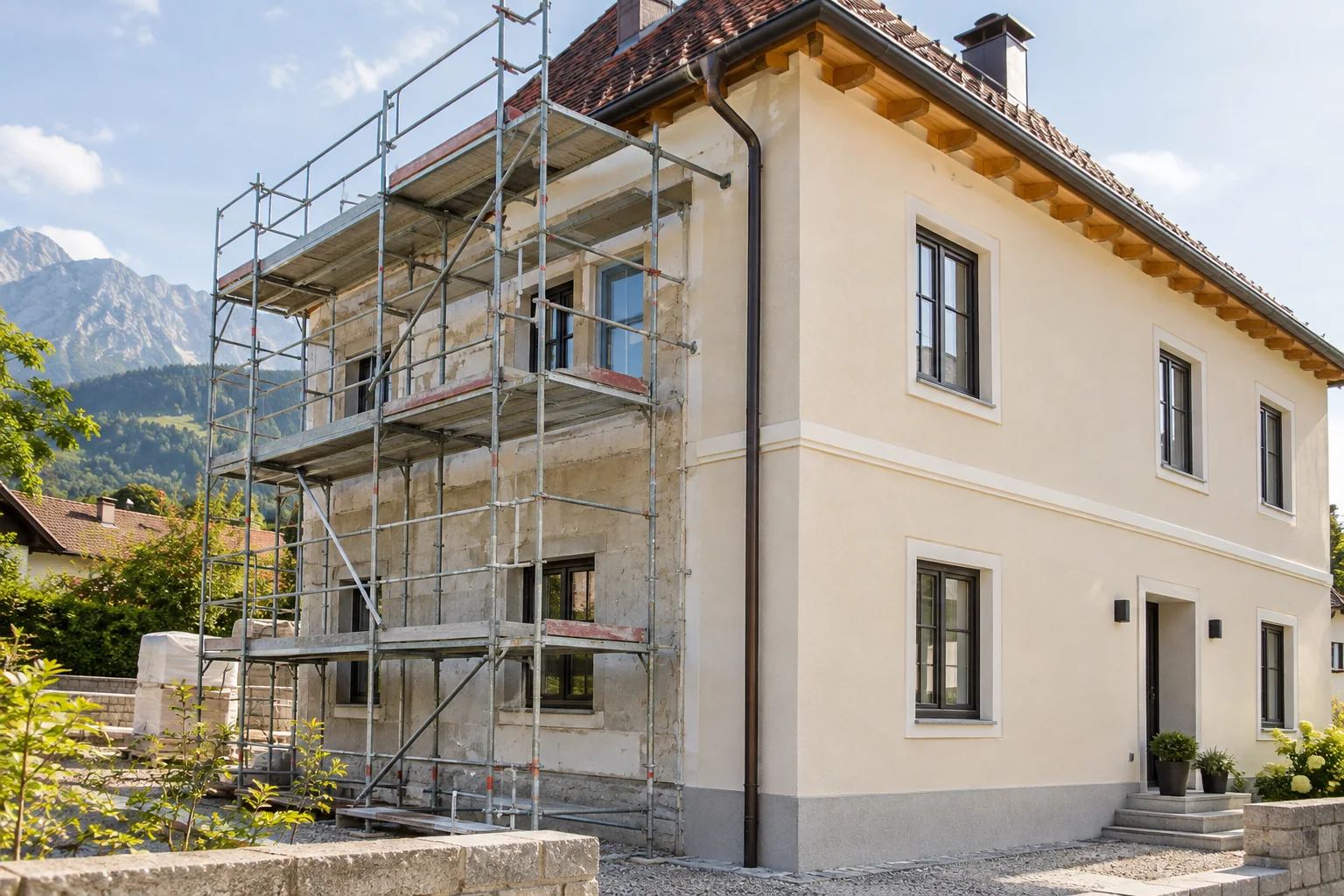 Wohnhaus mit Gerüst während einer Fassadensanierung – KI-Symbolbild